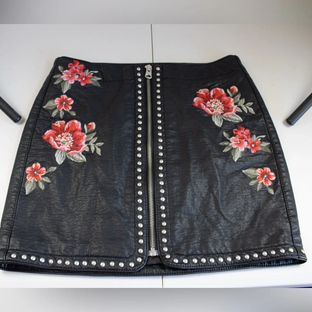 American Eagle Studded Black & Red Floral Faux Leather Zip Up Women’s Skirt Sz 4 - Picture 3 of 10
